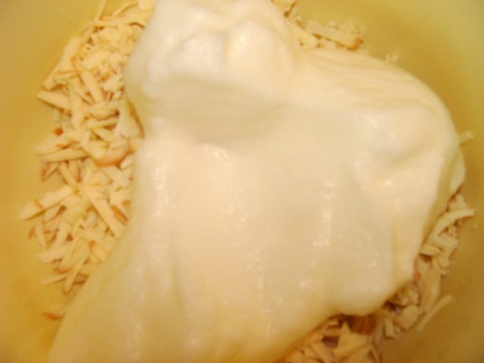 Сырные шарики с начинкой в ореховой панировке под &amp;quot;пьяной&amp;quot; клюквой