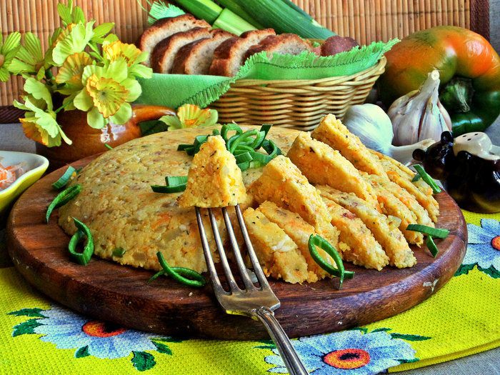 Салат с полентой и хурмой
