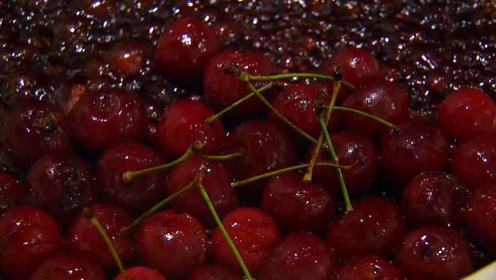 Салат с вишней, шпинатом и черным рисом