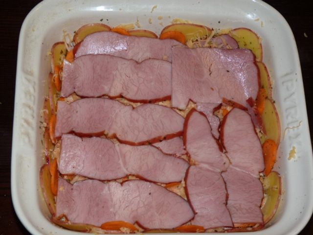 Овощная запеканка с ветчиной и розмарином