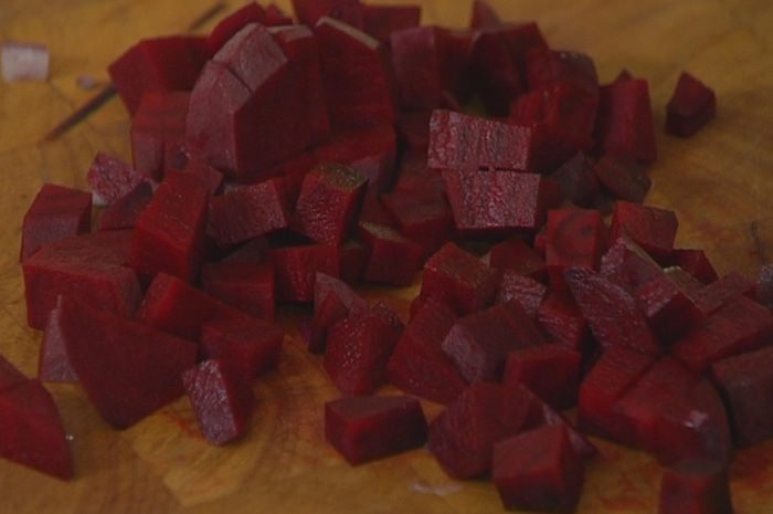 Томатный суп с чечевицей, свеклой и шпинатом