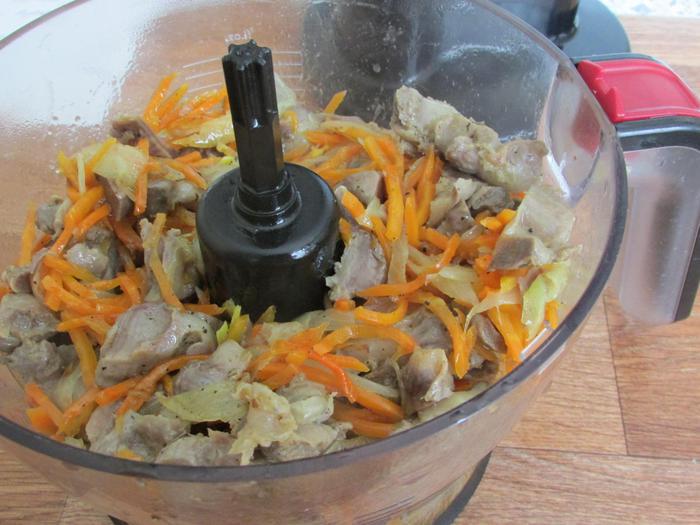 Паштет из куриных желудков с морковью и луком