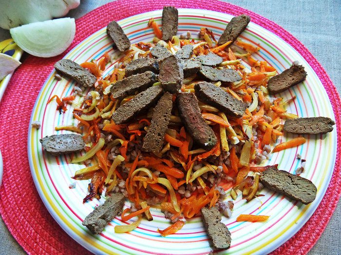 Печенка с овощами и гречкой