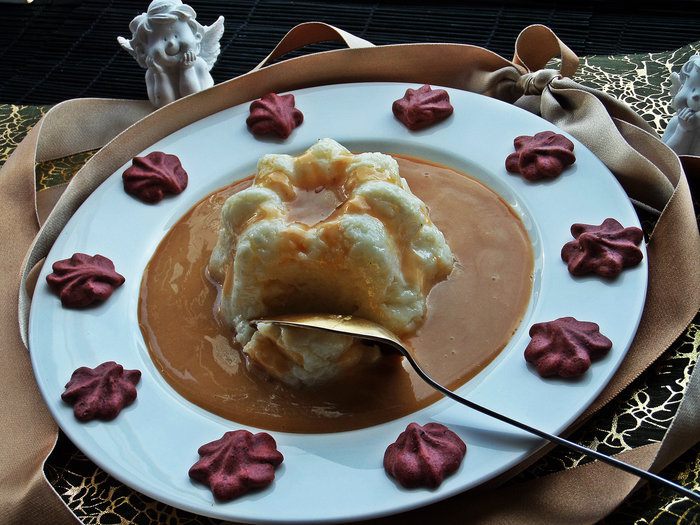 Рисовый пудинг под карамельным соусом