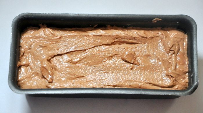 Шоколадно-миндальный кекс со сливами