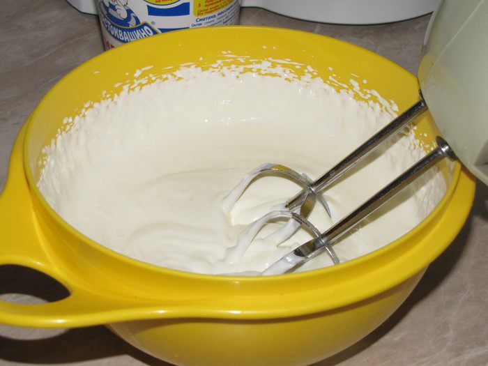 Пирог с брусникой и сметаной