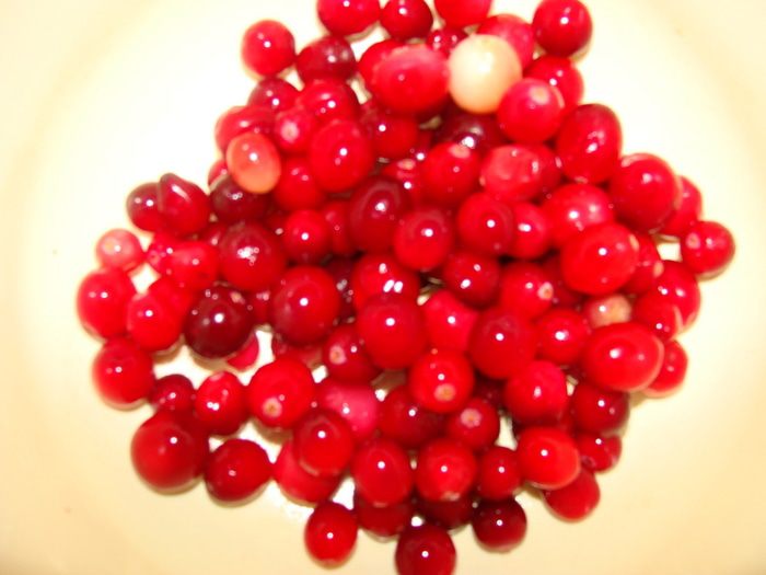 Сырные шарики с начинкой в ореховой панировке под &amp;quot;пьяной&amp;quot; клюквой