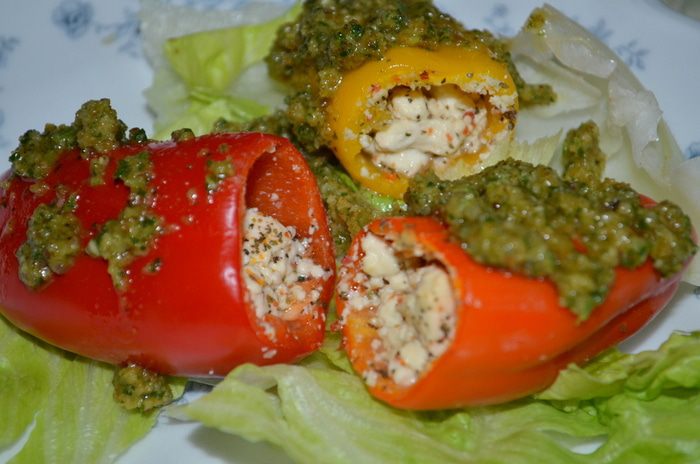 Мини-перцы с соусом песто