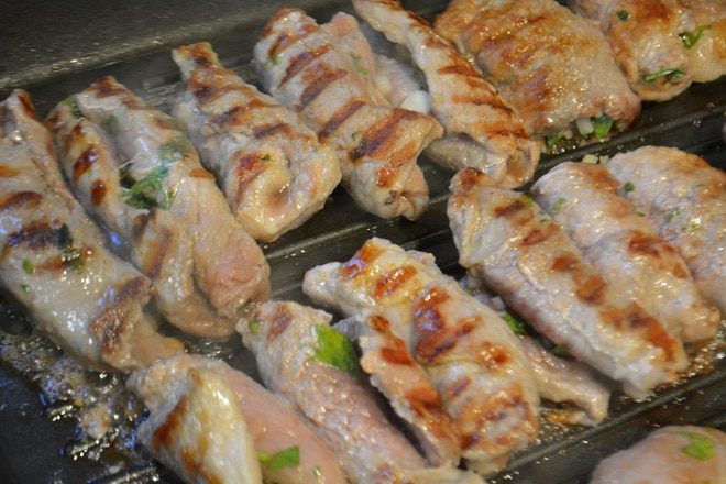 Крученики с зеленью и чесноком в сливочном соусе
