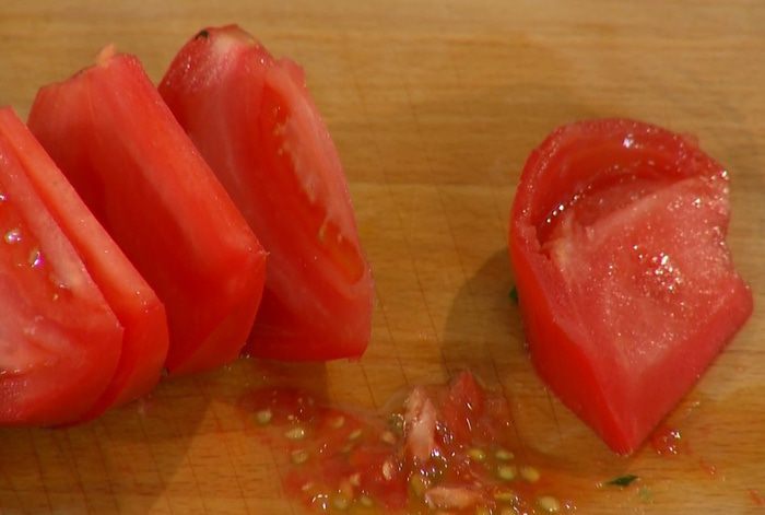 Хрустящие драники с помидорами и маринованным луком 
