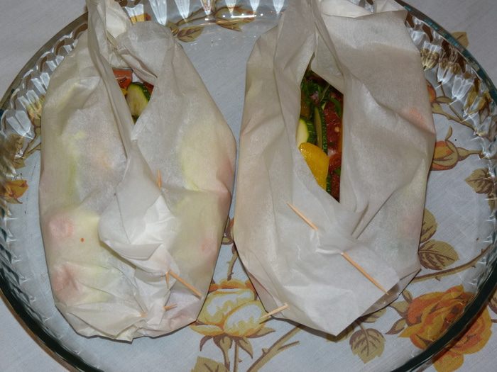Запеченная в кармашках форель с вином и овощами