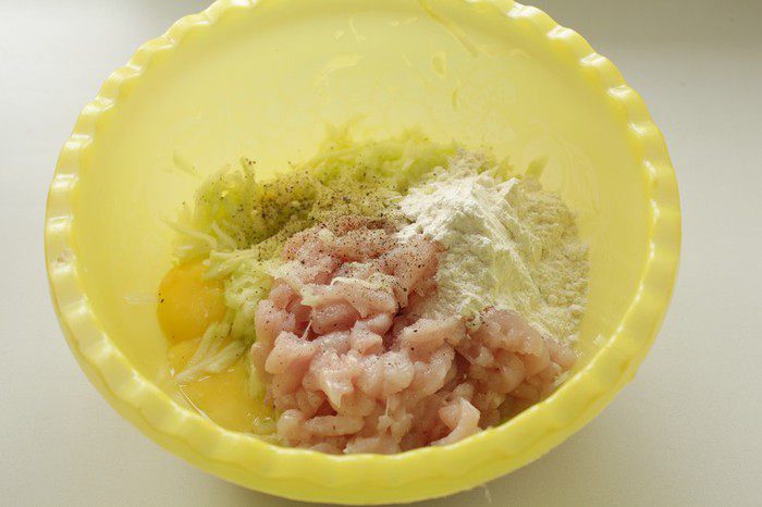 Оладьи с кабачком и курицей