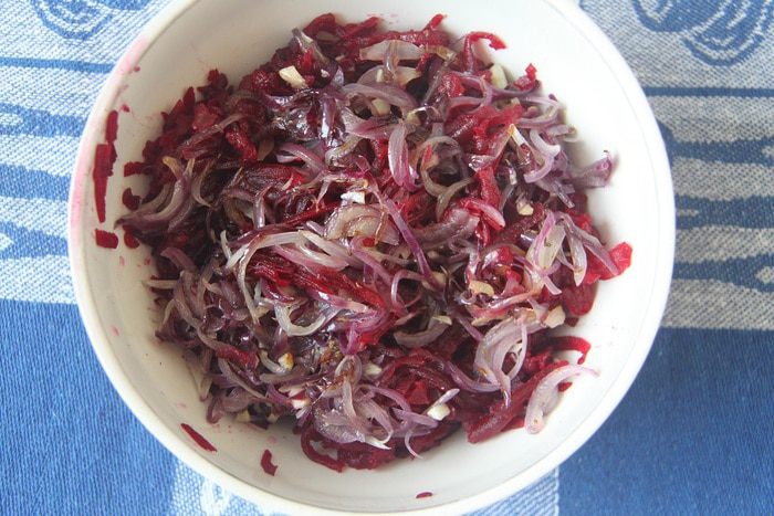 Чечевица со свеклой и шпинатом