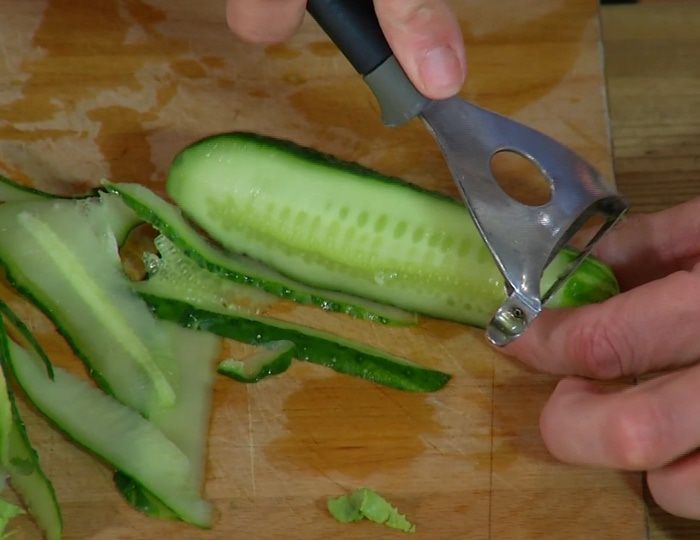 Салат из бурого риса с семгой и манго 