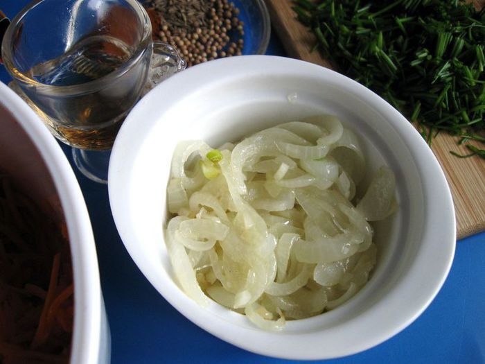 Салат из морковки по-корейски, орехов и зелени