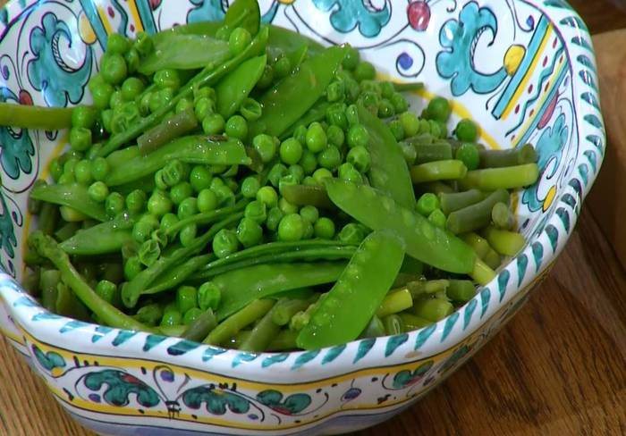 Салат с крабами, белой фасолью и спаржей