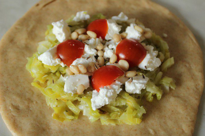 Мини-галеты из цельнозерновой муки с луком-пореем, козьим сыром и кедровыми орехами