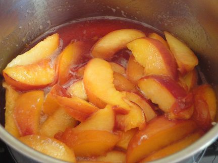 Ванильное мороженое с персиками