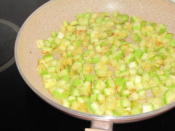 Теплый салат из цукини с грецким орехом