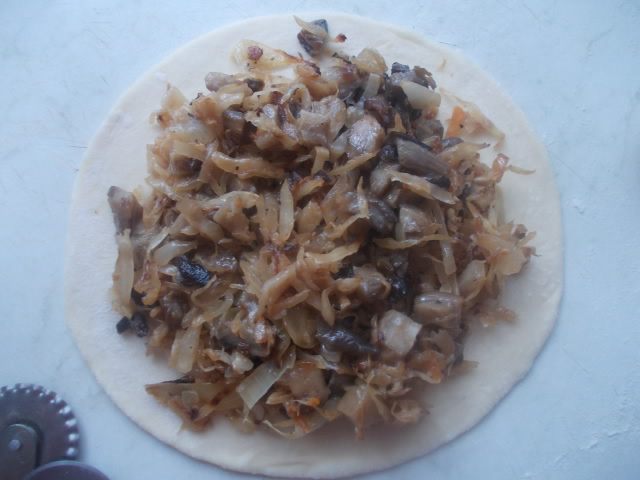 Мини-пироги с квашеной капустой и грибами