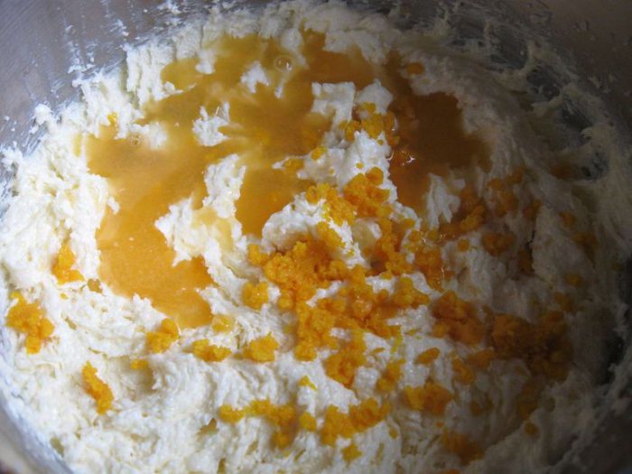 Цитрусовый кекс в шапочке из персиков и фундука