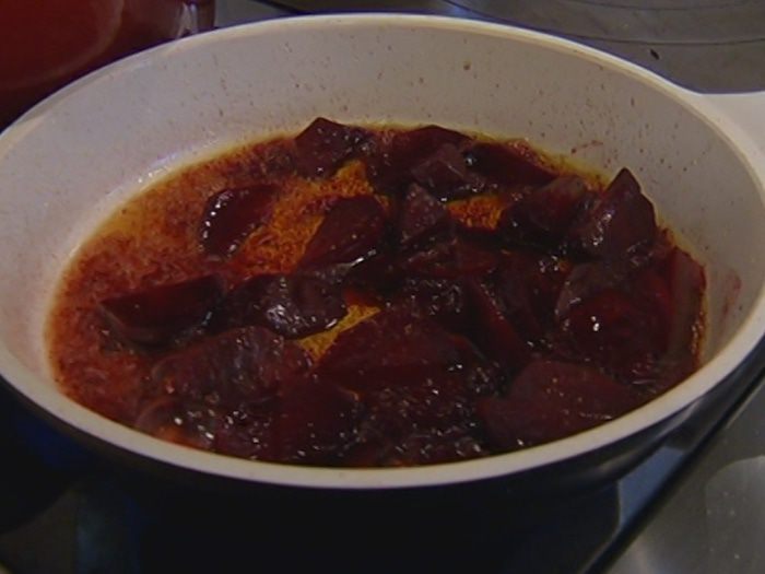 Салат с запеченной свеклой и сухариками