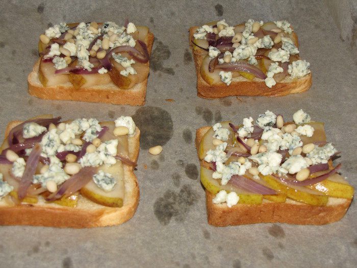 Тосты с грушей, голубым сыром и кедровыми орешками