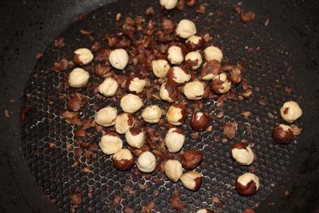 Нежное песочное пирожное с вишней и фундуком 