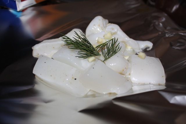 Запеченная в фольге каракатица с кабачками