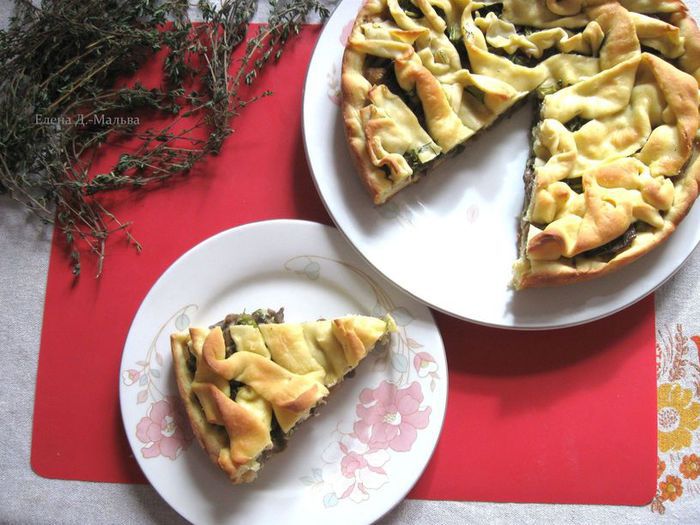 Пирог из заварного теста с грибами