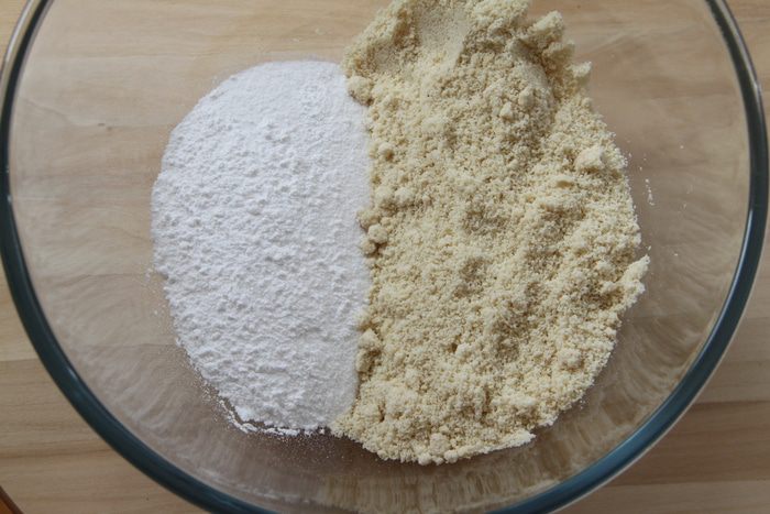 Миндальный тарт с черной смородиной