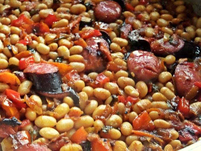 Фасоль с овощами и колбасками