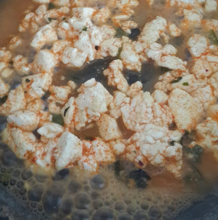 Салат с сыром и зеленым соусом