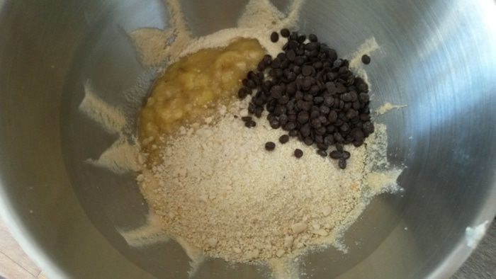 Банановый кекс с орехами, шоколадом и творожным кремом
