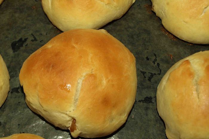 Сдобные булочки с изюмом