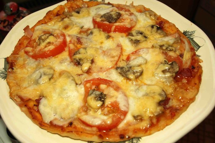 Пицца &amp;quot;Три сыра&amp;quot; с помидорами