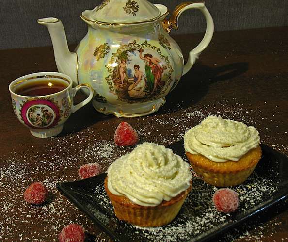 Клубнично-кокосовые маффины со сливочным кремом