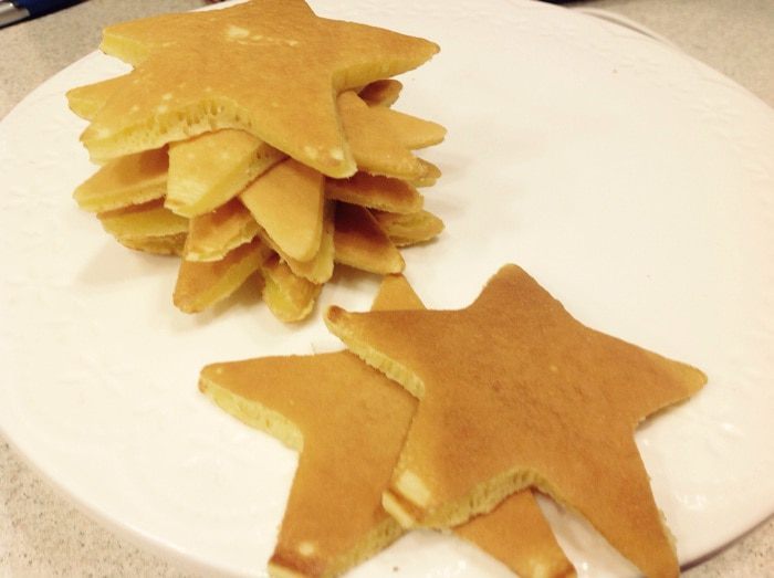 Панкейки с имбирным ароматом и с соусом из красной смородины