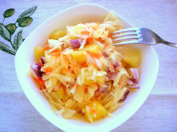 Капуста квашенная с яблоками в банке