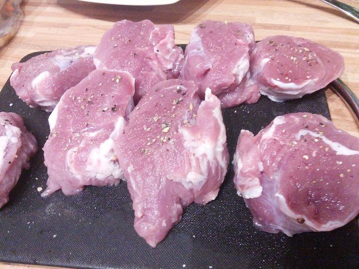 Свиные медальоны под шапочкой