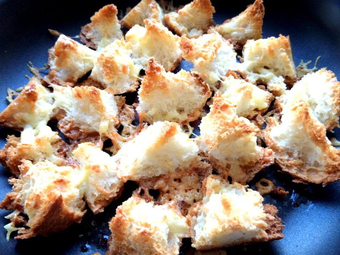 Французский чесночный суп с сырными гренками