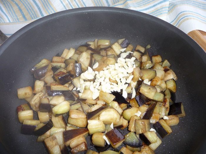 Куриные сердечки с баклажанами и сыром