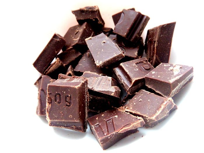 Шоколадные пирожные с фруктами