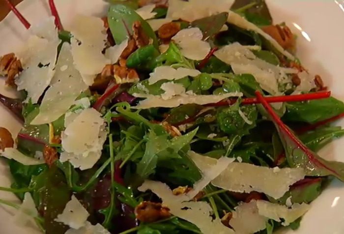 Салат с пекорино и орехами пекан