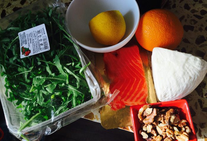 Салат с руколой и лососем