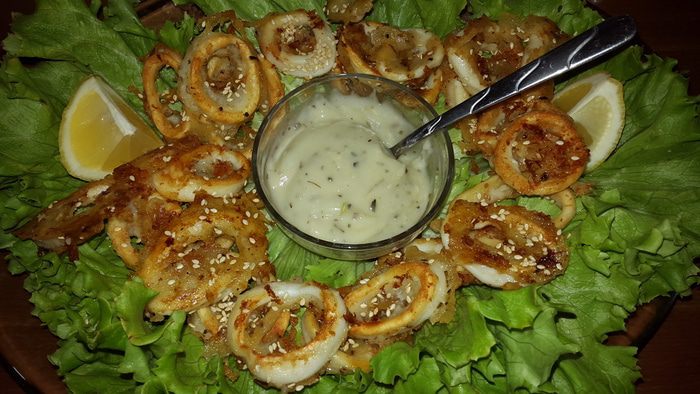 Кальмары в кляре с постно-чесночным соусом
