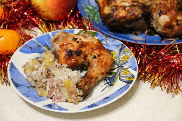 Цыпленок, фаршированный рисом и яблоками