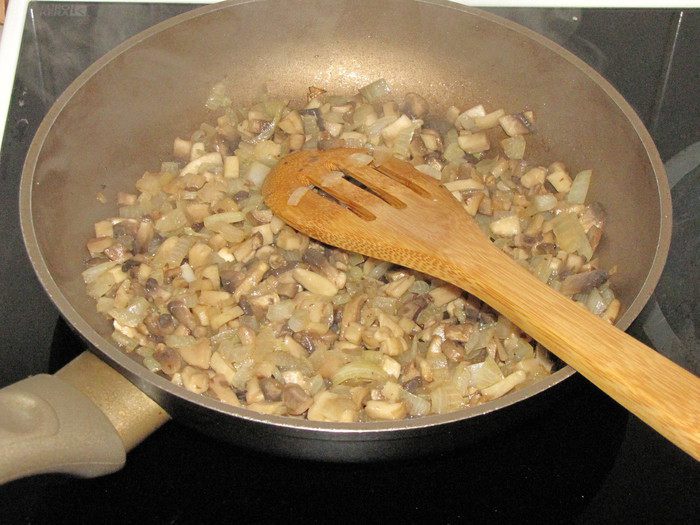Булочки-роллы с грибным дип-соусом