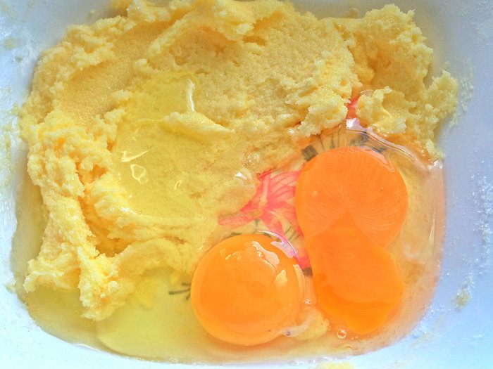 Пирог бисквитный с черникой