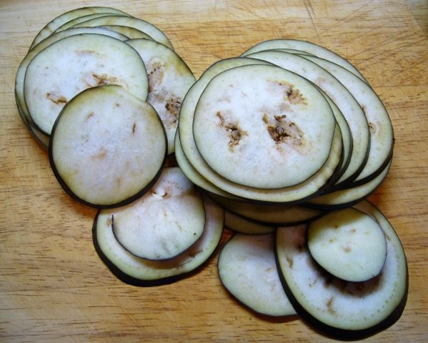 Пицца с томатным соусом и баклажанами